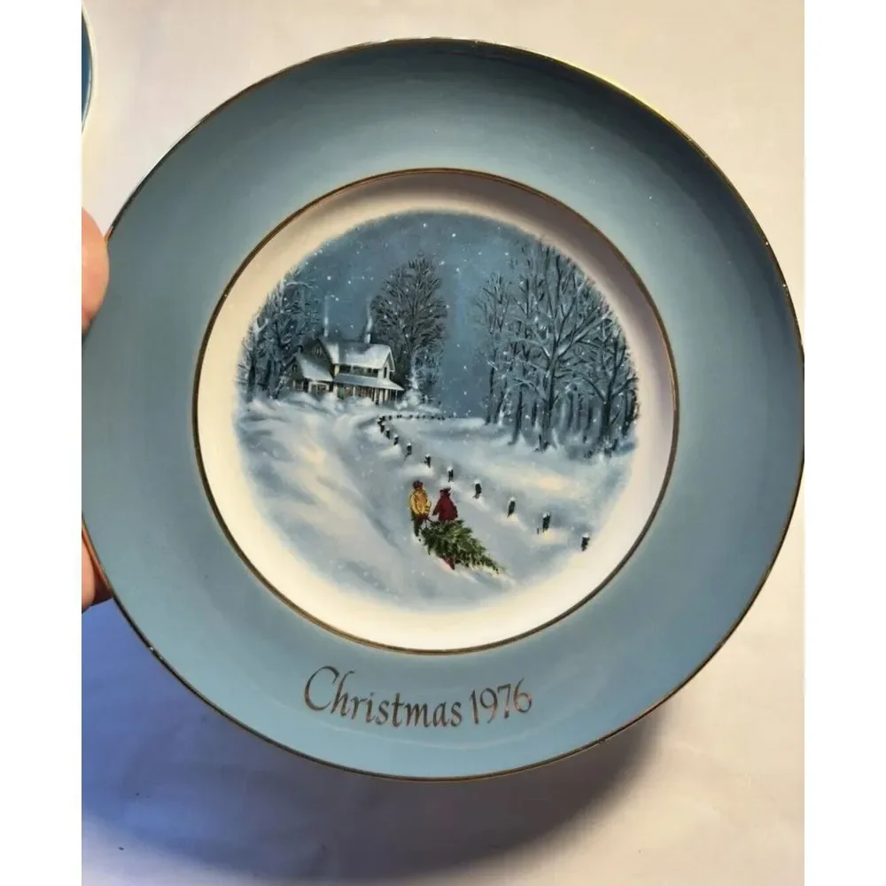 Vintage Avon Christmas‎ Plate 1976 Bringing Home the Tree with Original Box